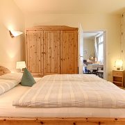 Schlafraum mit Schrank