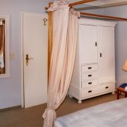 Ausgetauscher Kleiderschrank im Schlafzimmer