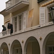 Der Balkon wird wieder angebracht.